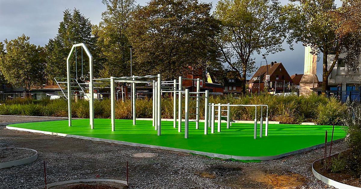 Neue Calisthenicsanlage in Ahlen mit frisch verlegtem Sportboden.